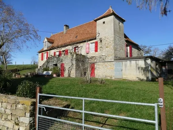 Corps de ferme à vendre, proche Gramat, terrain 5 hectares
