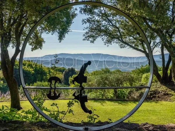 Remarquable hameau du Luberon avec vues panoramiques.