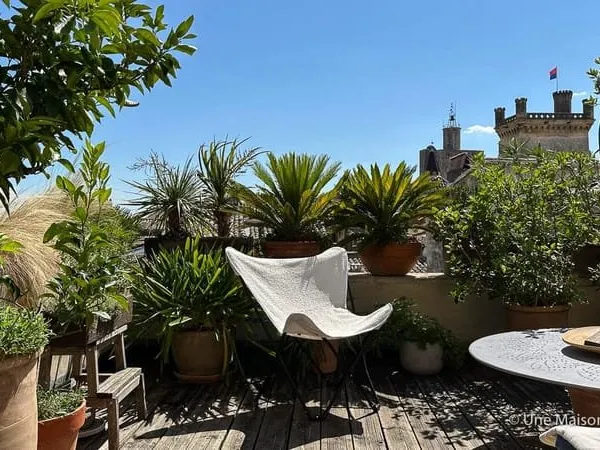 Appartement en duplex et studio attenant avec terrasse à Uzes