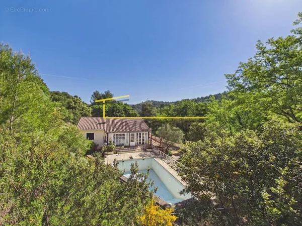 Maison avec vue panoramique, 4 chambres sur un terrain d'environ 7 570 m2