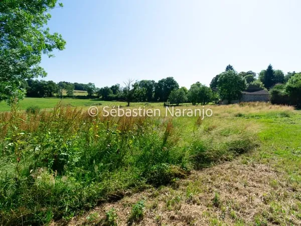 Terrain constructible de 1178 m2 à Boisseuil.