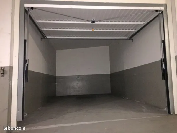 Box face à la gare Grignon - stockage ou stationnement
