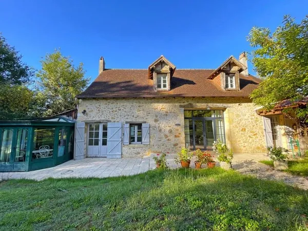 Maison en pierre avec piscine et véranda