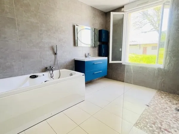 Maison 7 pièces 242 m²
