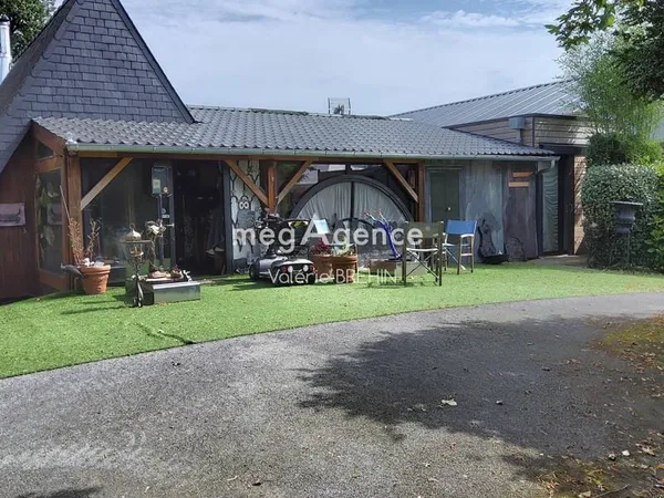 Entre Laval et Vitré. A vendre en Viager. Chalet avec dépendances et terrain arboré dans un cadre pa