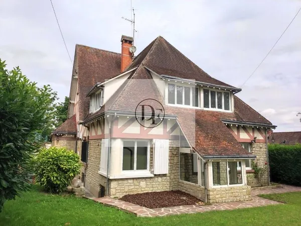 Maison 8 pièces 233 m²