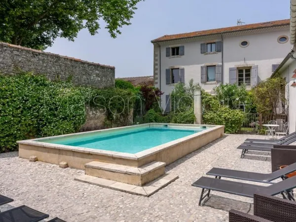 Bastide de charme avec fort potentiel locatif et événementiel.