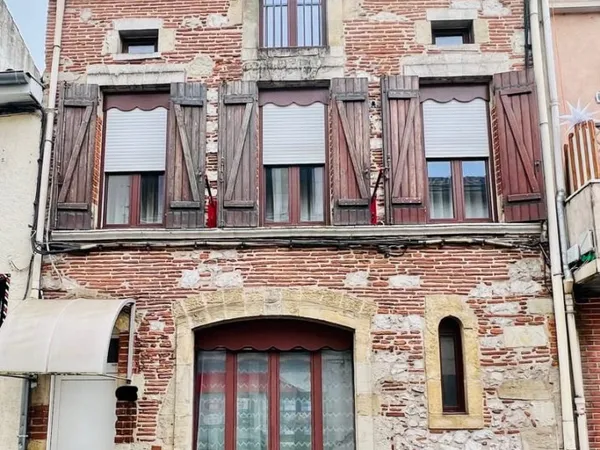 Immeuble à usage d'habitation et local commercial