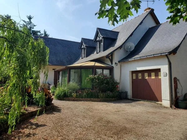 Maison familiale sur son grand terrain arboré