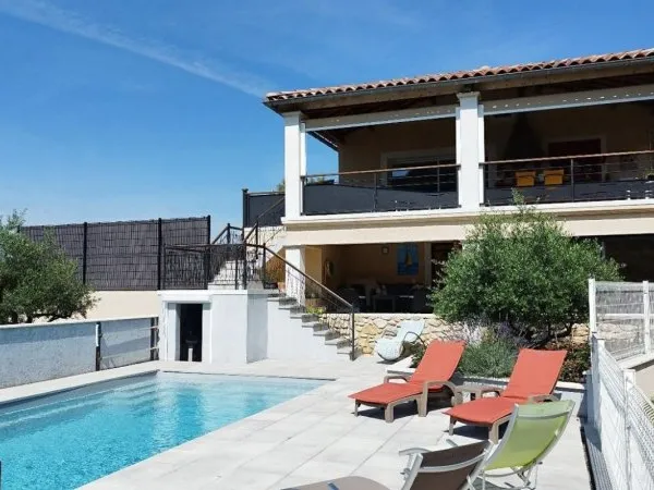 Villa 4 chambres, 3 sde, piscine, terrain 3900 m²