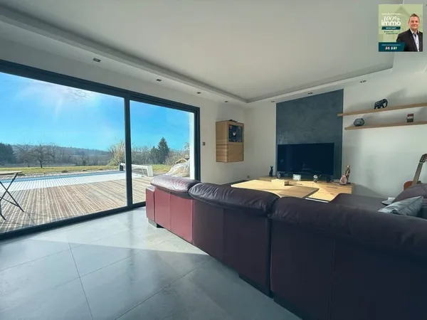 Sérénité et Confort : Maison Contemporaine avec Piscine et Vu