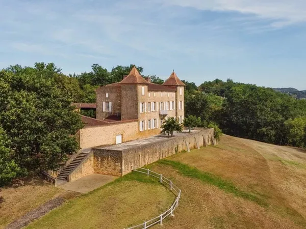 Charmant château et son domaine dominant la vallée du Lot