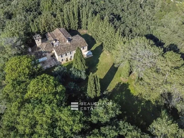 Villa 17 pièces 1000 m²