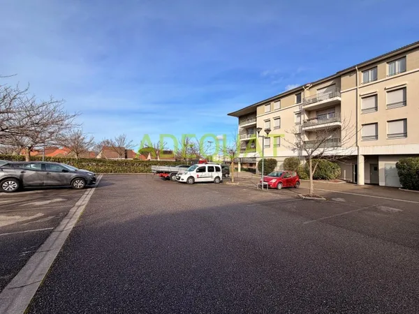 LA VERPILLIERE, appartement T3 avec terrasse + 2 parkings pr