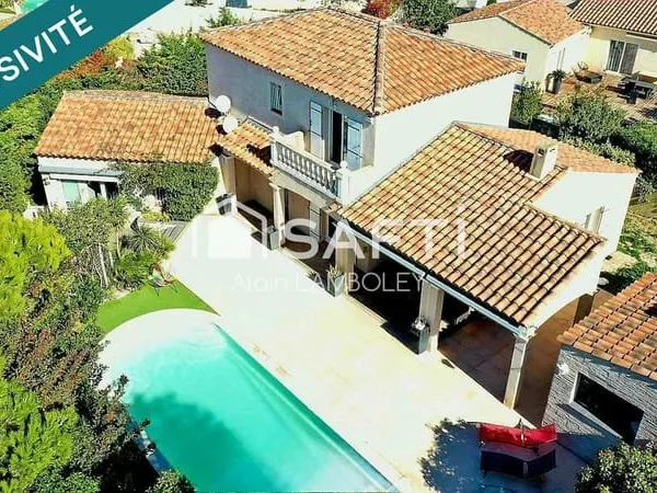 Spacieuse villa avec piscine, cadre résidentiel prisé