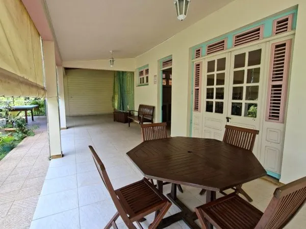 Local professionnel atypique avec terrasse et jardin