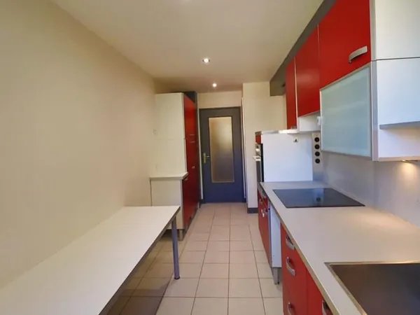 Appartement T4 : loggia, balcon et place de parking