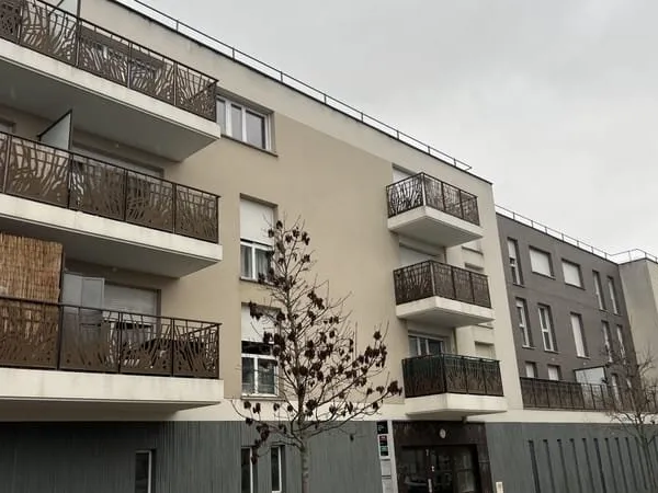 APPARTEMENT F2 DERNIER ÉTAGE