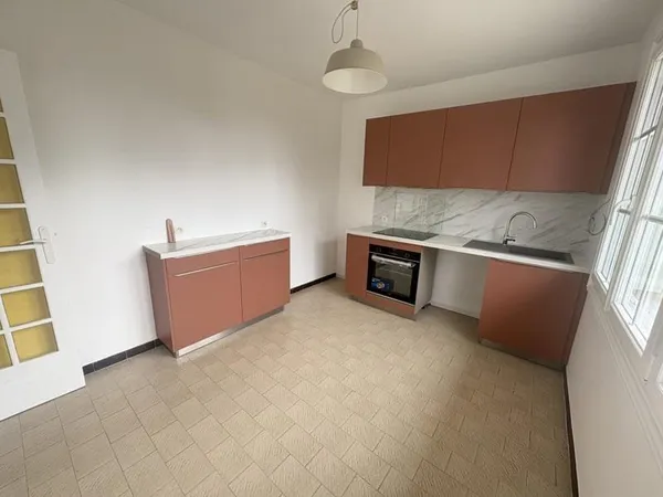 Superbe F3 rénové de 70m2 avec TERRASSE sur la charmante commune de St Bonnet Les Oules