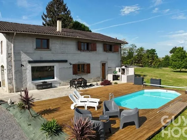 Maison de 230 m² habitables avec 6 chambres.