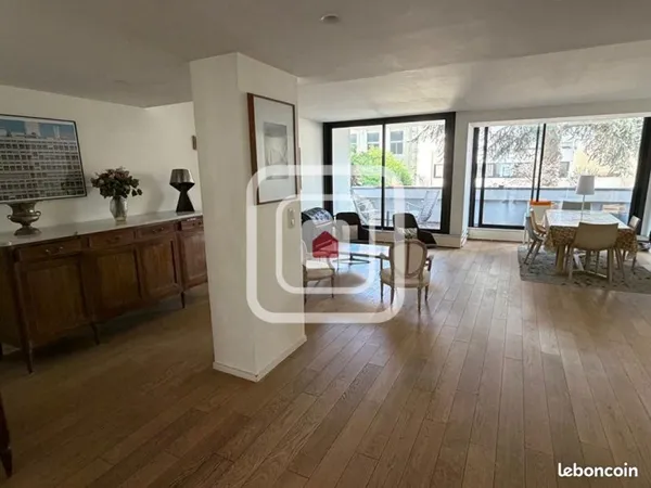Studio 6 pièces 152 m²