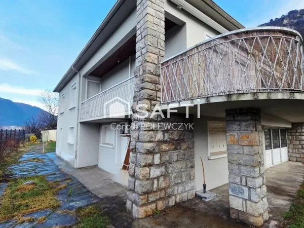 BELLE MAISON AUX VOLUMES GENEREUX