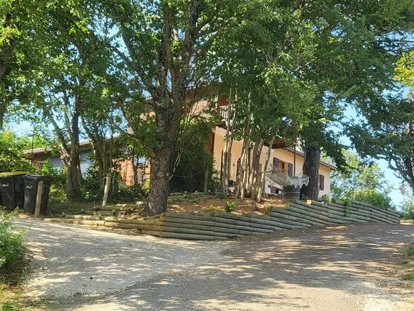 Maison de caractère, atypique, avec vues, piscine et garage.