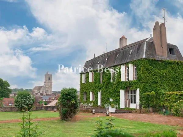 Dans la Nièvre, sur les hauteurs de Clamecy, une maison de maître du 18e s., son parc, sa piscine et