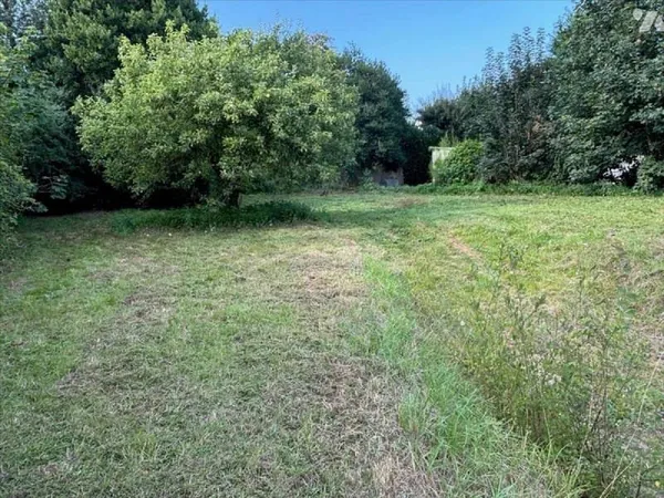 Terrain 748 m²