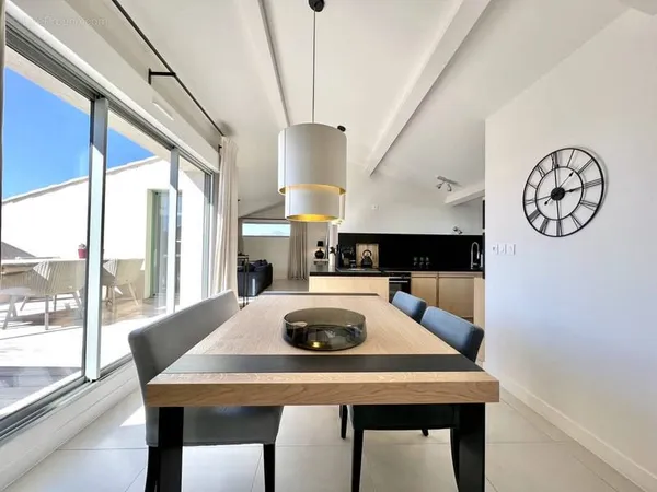 Appartement type 3 pièces dernier étage avec grande terrasse.