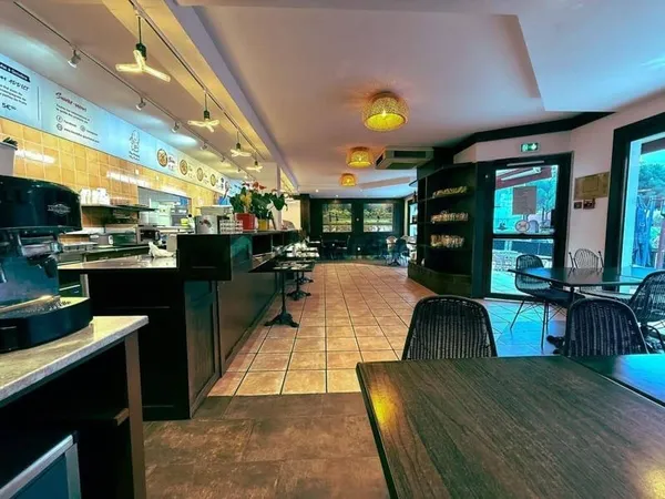 Local commercial 1 pièce 202 m²