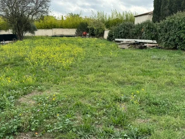 Terrain constructible 817 m²