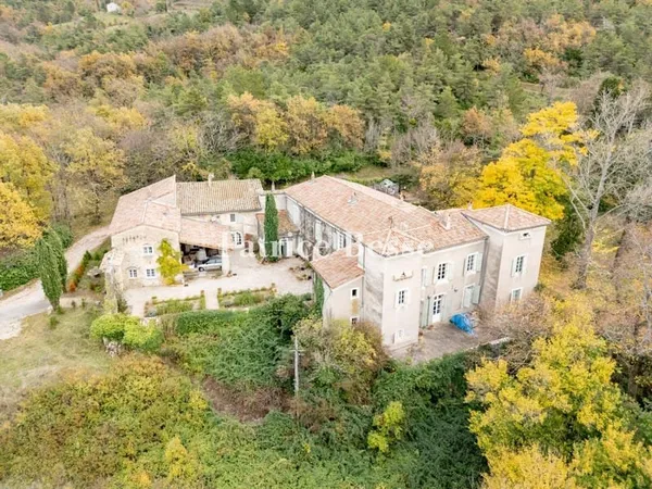 Adossé à une colline boisée, avec vue panoramique sur les monts d'Ardèche, un château du 16e s. De s