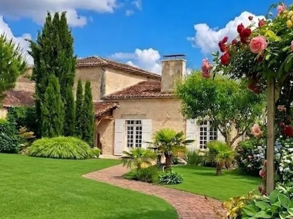 Maison à vendre 5 pièces proche de JARNAC (16) Propriété d'env 162 m2 ave 3 ch et 1 bureau