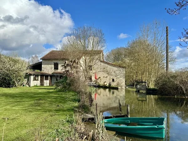 Magnifique ancien moulin dans un cadre idyllique proche de Ruffec