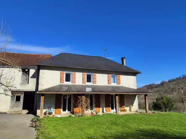 Ancienne ferme avec vue sur la campagne vallonnée