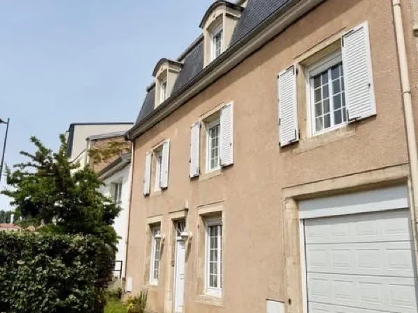 Belle maison de 360m2 sur un terrain total de 416m2 bénéficiant d'un jardin terrasse de 80m2