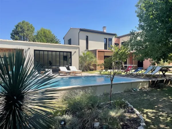 Villa Provençale Contemporaine - 5 chambres - Piscine - 3500m² de Jardin - Proche Avignon