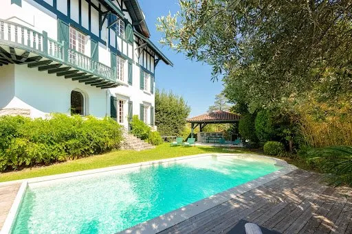 Maison 10 pièces 295 m²
