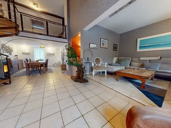 Maison F10 sur 4,02 ares avec garage.