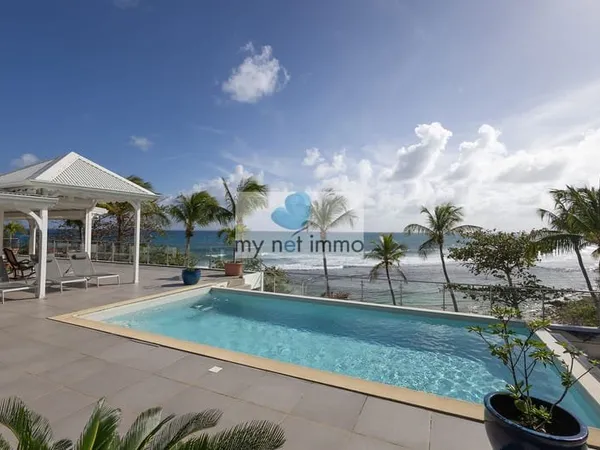 Villa créole rénovée avec piscine en première ligne face à l