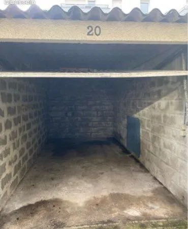 Garage box fermé 12 m² - Bordeaux Jardin Public - Électricité
