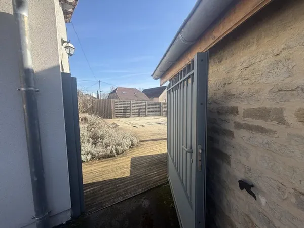 À 10 MN DU CENTRE-VILLE - AU CŒUR DE PIREY - BELLE MAISON FAMILIALE DE 175 M² AVEC PISCINE (3 × 3)