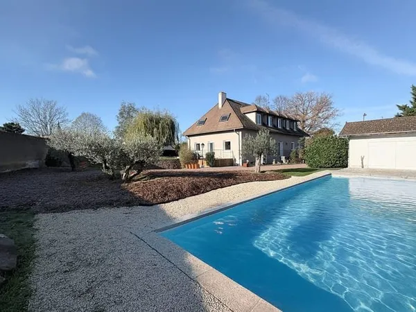 Maison familiale alliant charme, confort et prestations haut de gamme-297 m2