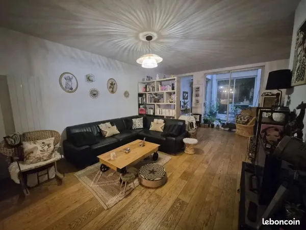 Appartement atypique place Dupuy (83+30)