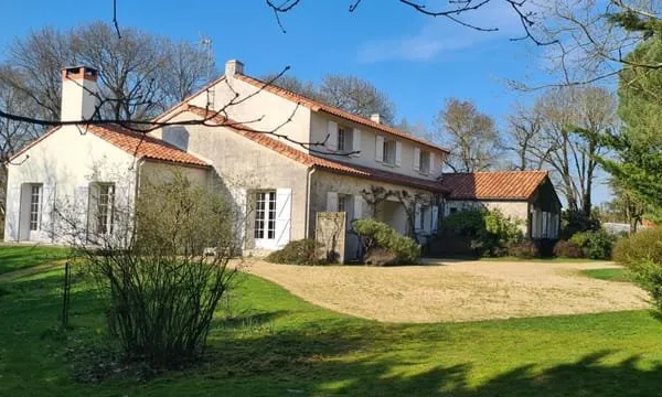Maison Gétigné 11 P . 6 Chs . Bureaux . 274.92 M² . T 6832 M² . Garage . Cave . Salle de jeux . Buch