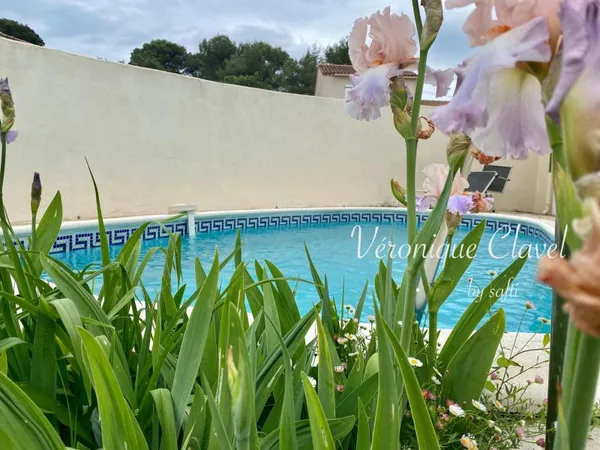 Coquette villa au calme de 106m2 plain pied posée sur un terrain de 348m2 avec piscine