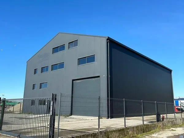 Entrepot a vendre 1600m2 ZI Chef de baie