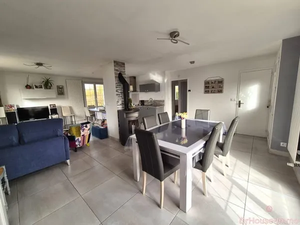 GORRON, pavillon rénovée, 3 chambres, avec terrain de 864 m2