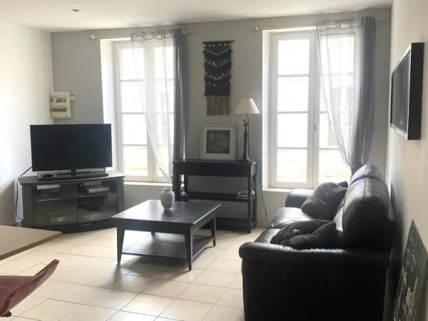 Emplacement imbattable à 70 m du vieux port et à 100 m de la place de Verdun ! Duplex d exception lu
